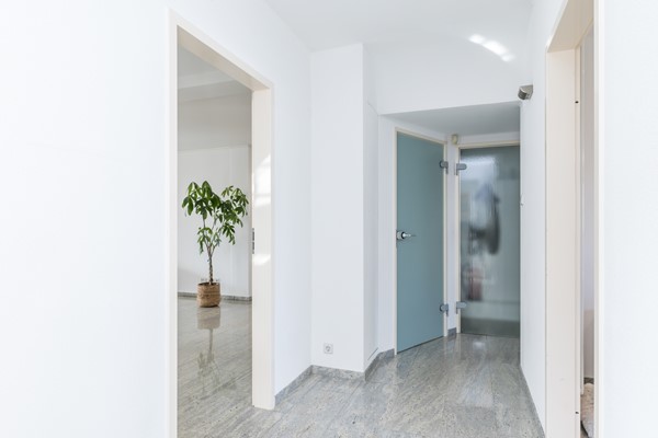 Foto - Verkocht onder voorbehoud: Verrassend ruime en instapklare gezinswoning met diepe zonnige tuin in Hoensbroek
